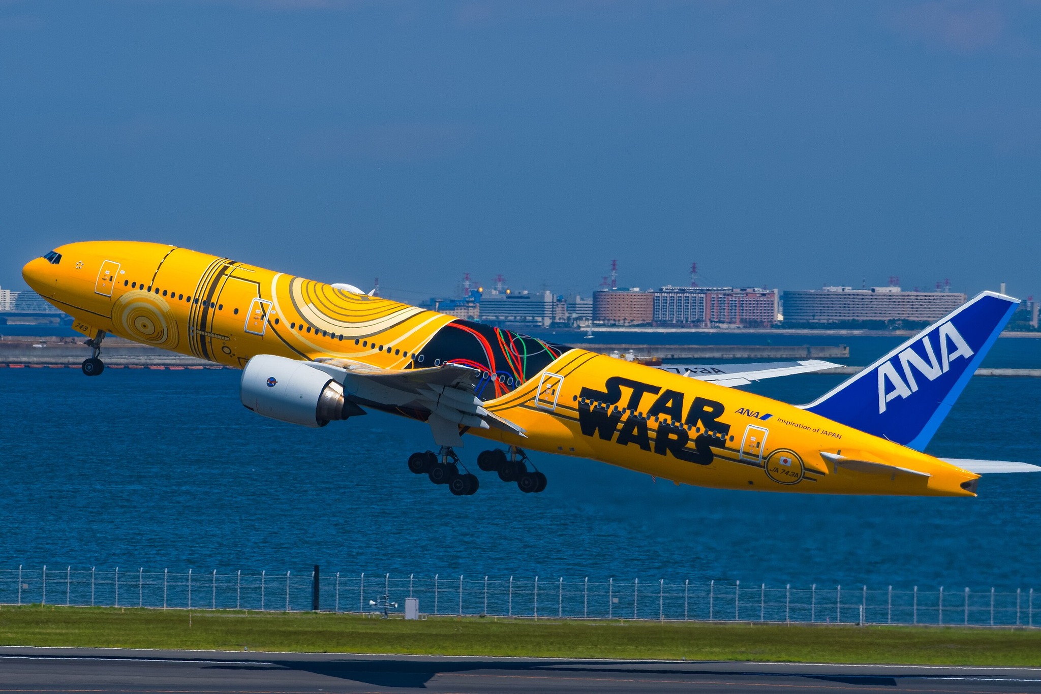 🔴 ANA's iconic Star Wars C-3PO Boeing 777-200ER JA743A completed