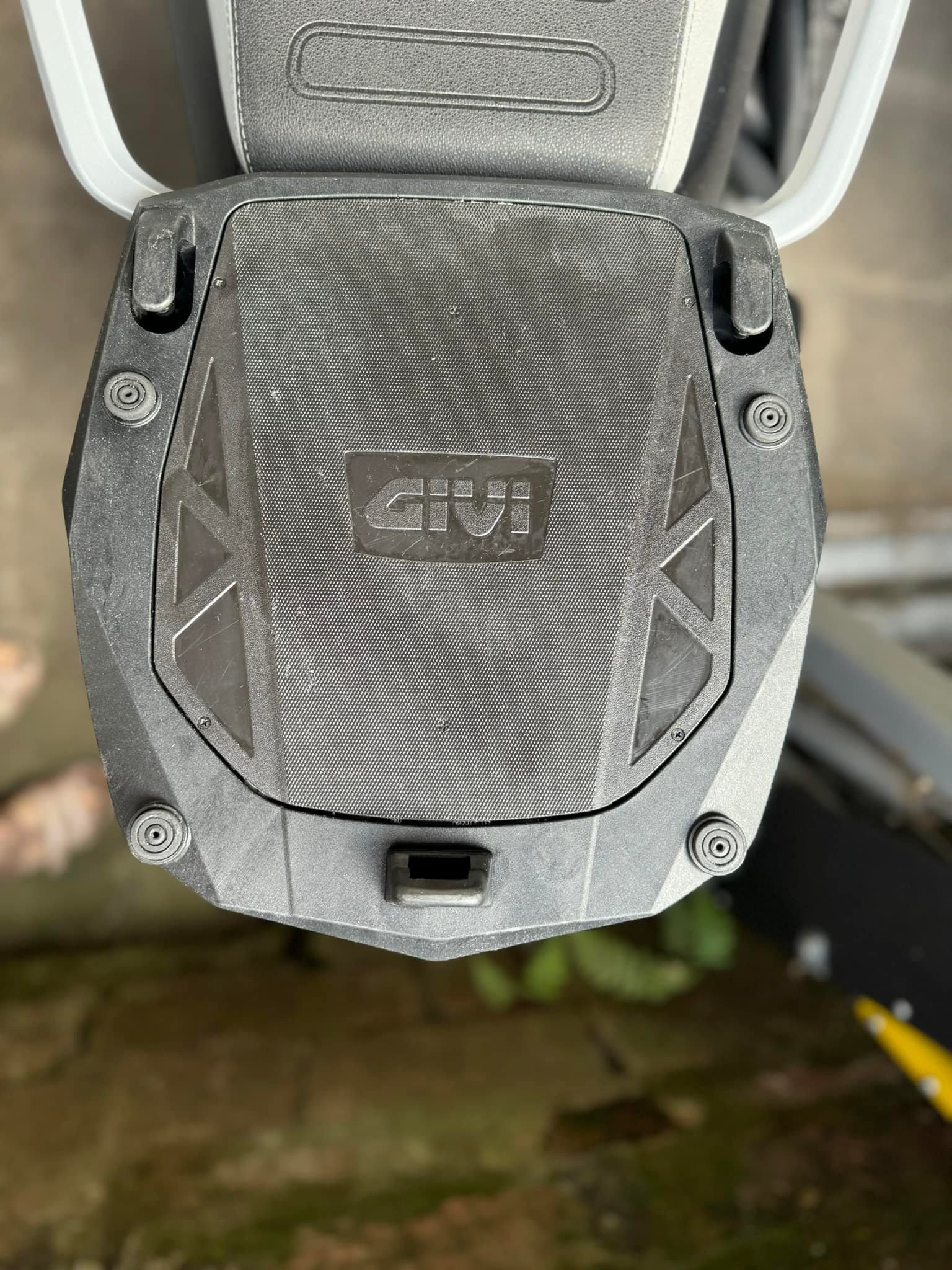 Givi ® E581 - Specific Rear Rack Kit for MONOKEY ™ Top Case