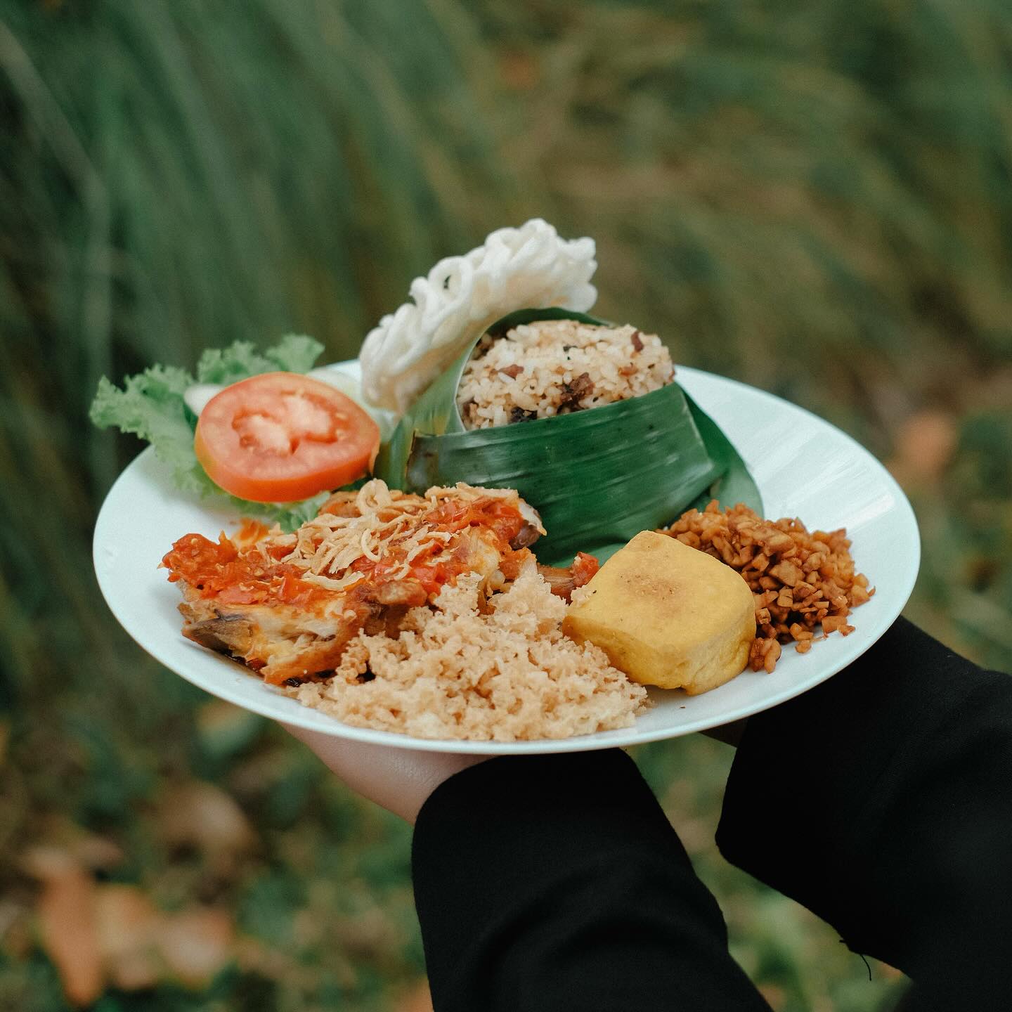 D'Pakar - Menu “Nasi Tutug Oncom Ayam Penyet” khas Dpakar...