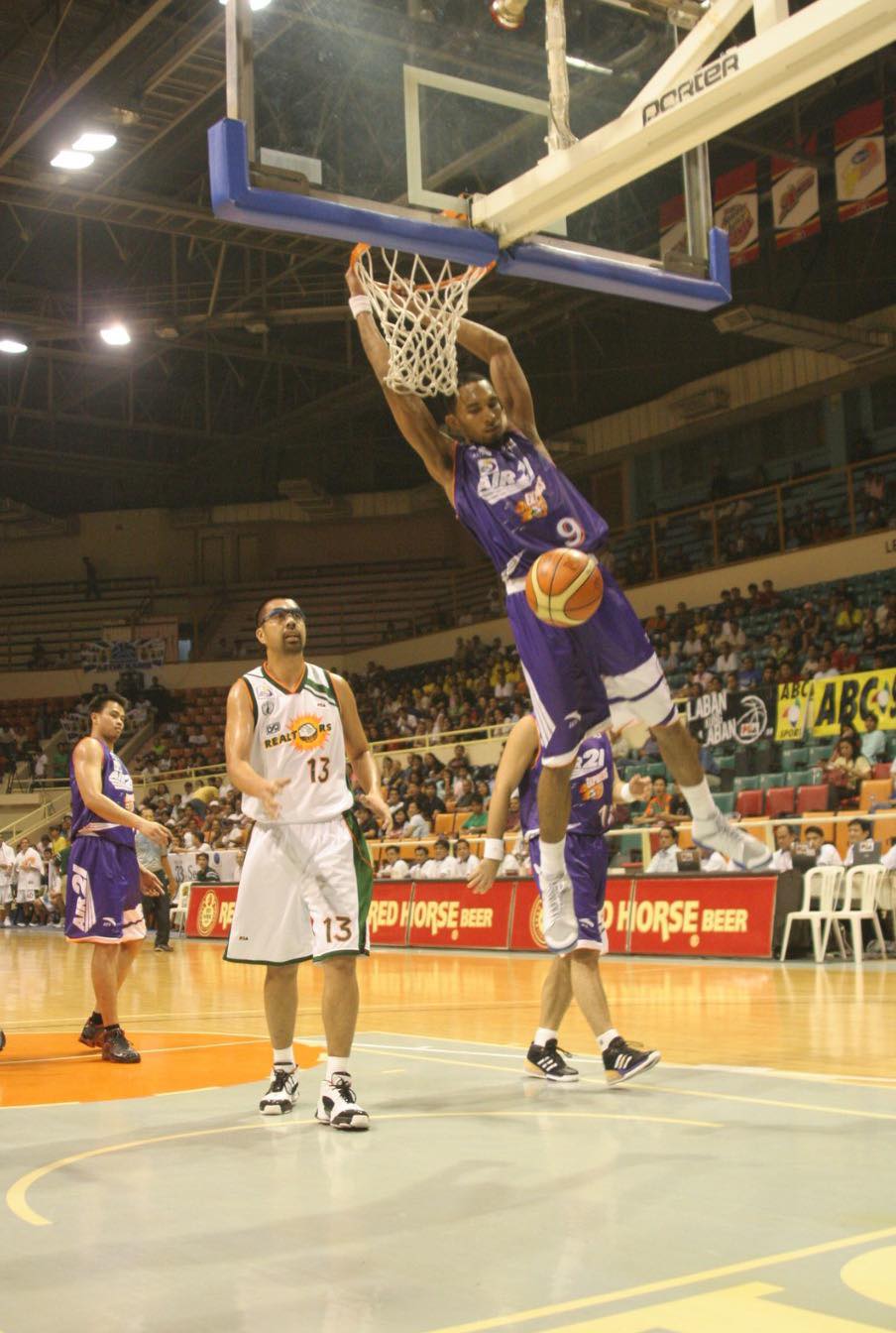 PH - Niño KG Canaleta of Air21 dunks as Marlou Aquino of Sta. Lucia ...