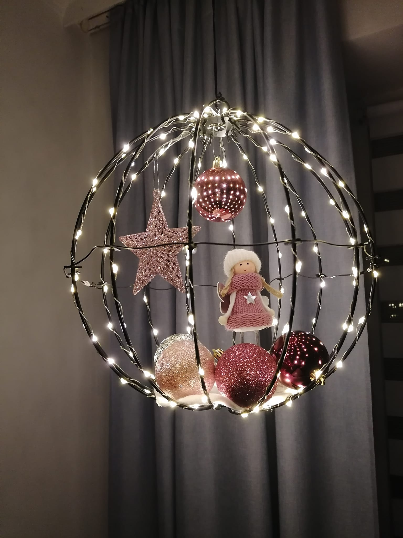 Die Lichterkugeln sind klasse...gibt es bei Action.. 7,95