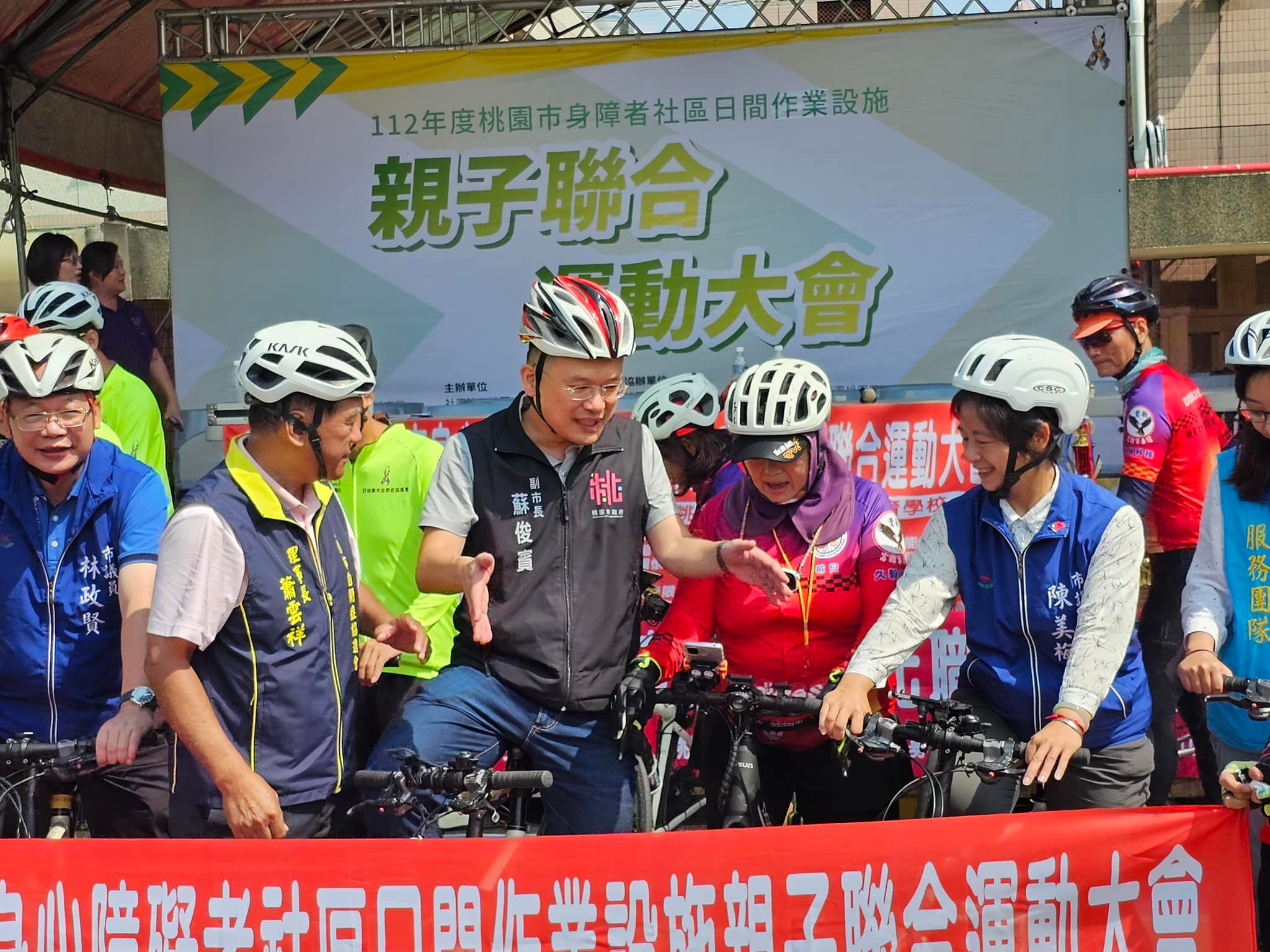 蘇俊賓 - 剛跑完議長盃馬拉松 換身衣服 趕緊跑來和選手們一起騎車、滾大球 我也算拼了老命...