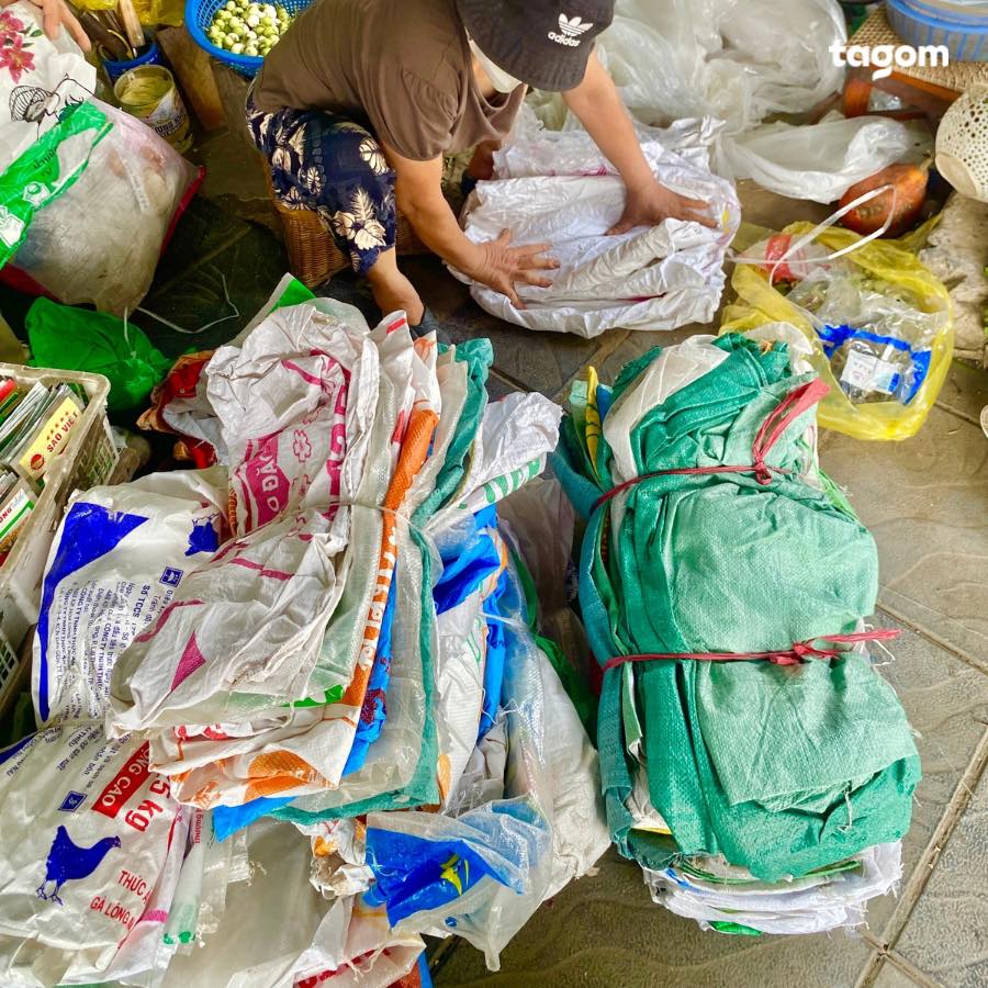 TAGOM - Khung cảnh này thật quen thuộc 👉Đây là nhà Gom đi tậu bao tải ...
