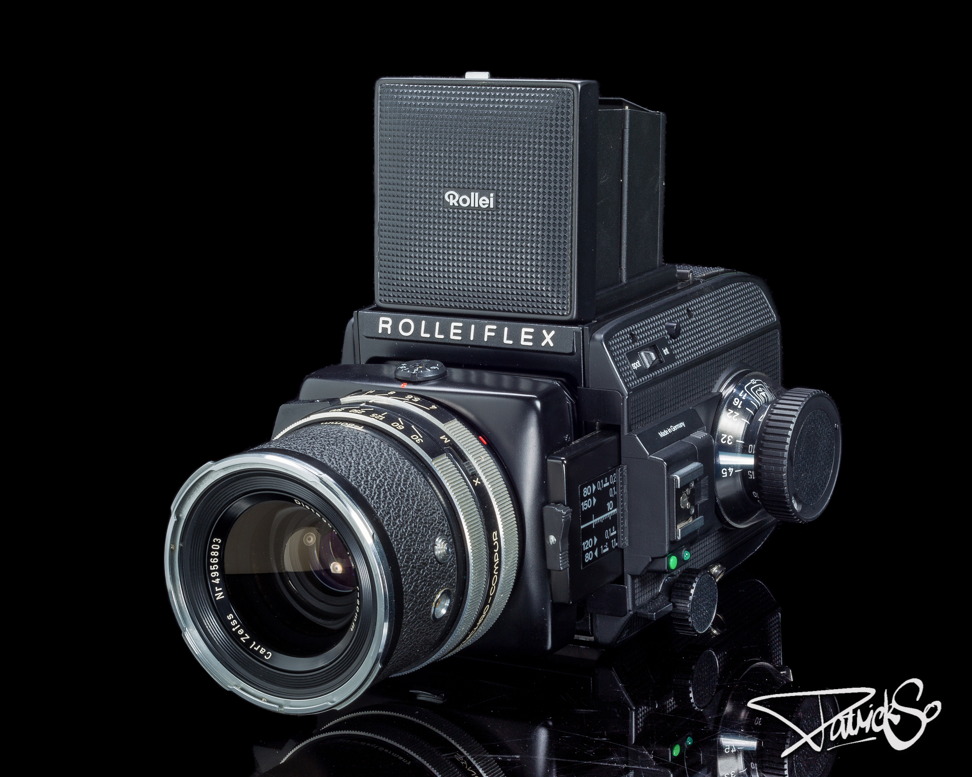 Rolleiflex SL66SE single-lens-reflex camera with Carl Zeiss 