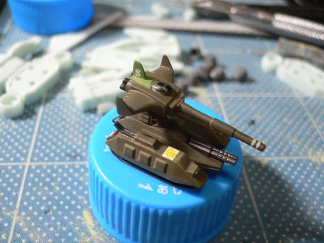 旧キットのアッザムです。 裏側の中心部分にガチャポンのカプセルを