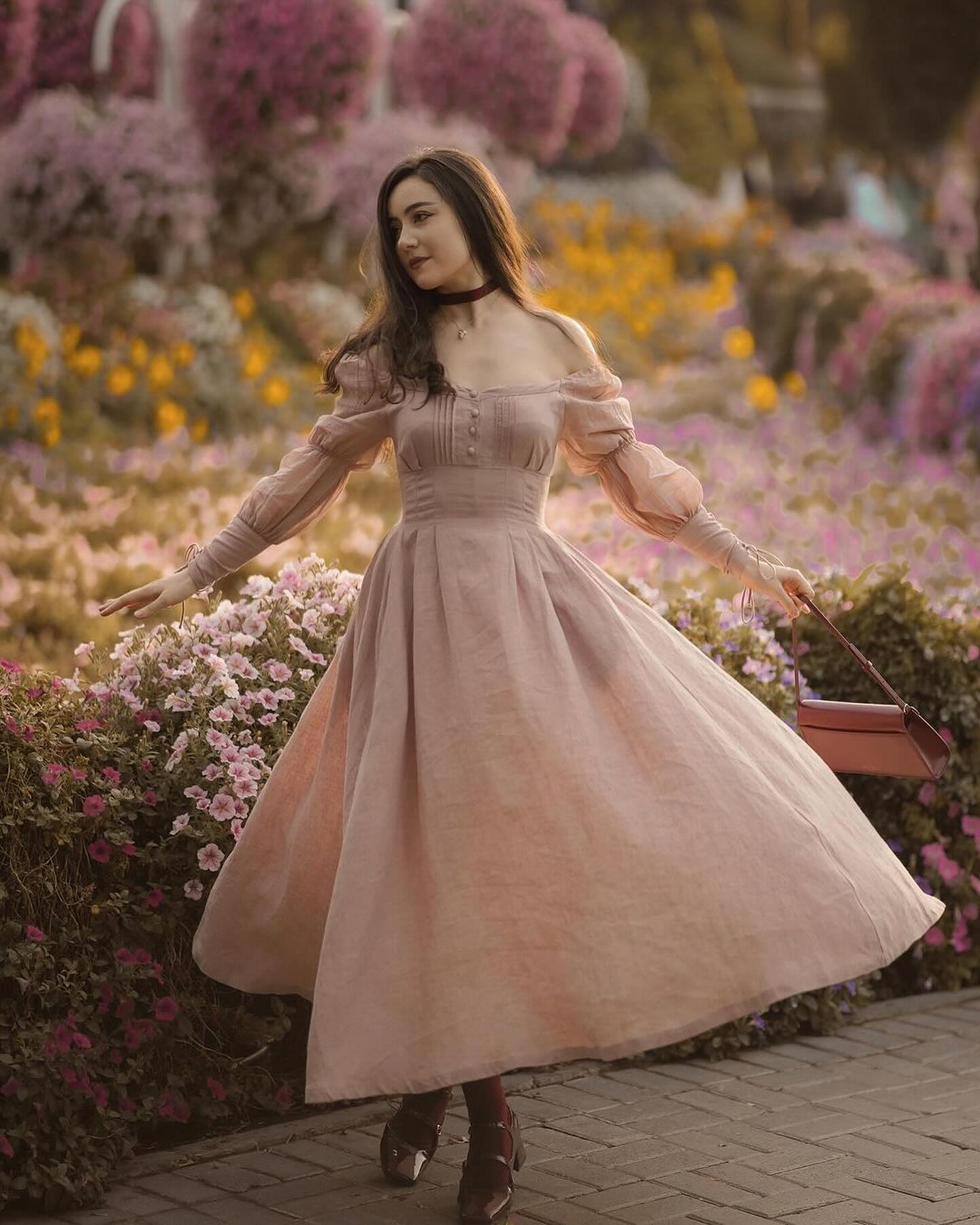 What's the most important thing about a dress? For @taisiamarandici , it's the dreamy sakura hue, the vintage-inspired design, the linen fabric, and yes, the pockets! 🙌 In your mind, what made