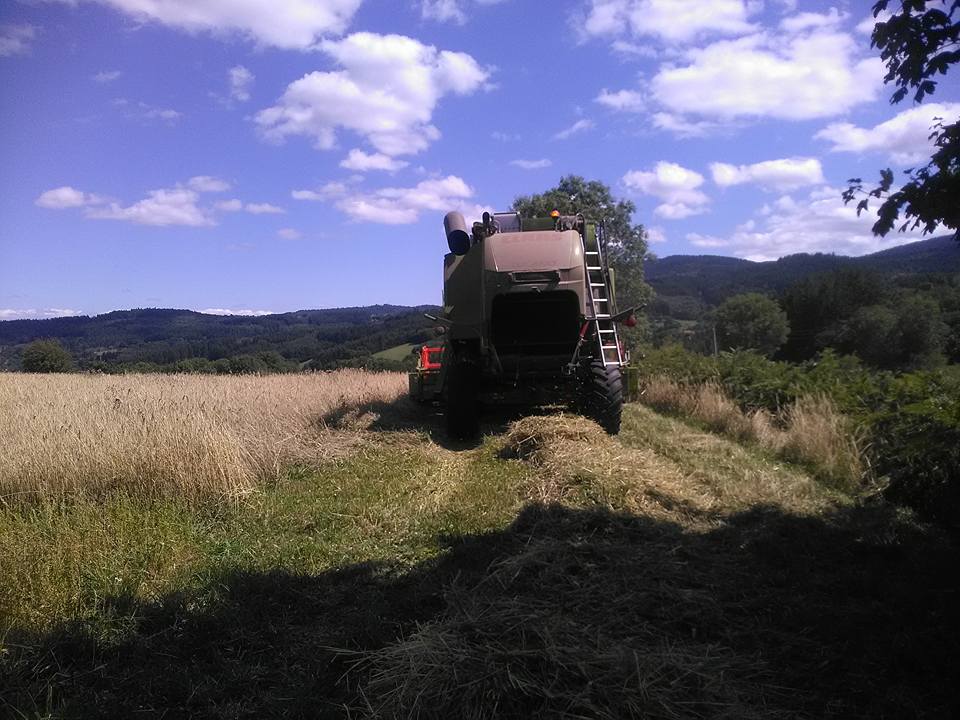 La moissoneuse est arrivée hier... - La Ferme Du Phaux | Facebook