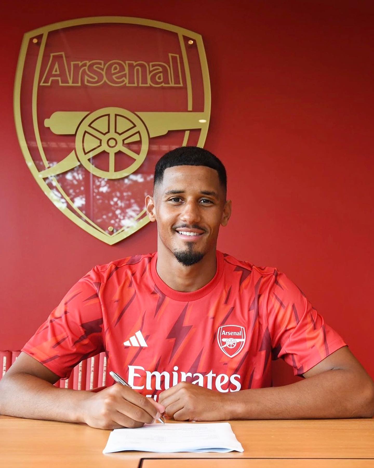 Fabrizio Romano - 𝐎𝐅𝐅𝐈𝐂𝐈𝐀𝐋: William Saliba signs new deal... | Facebook