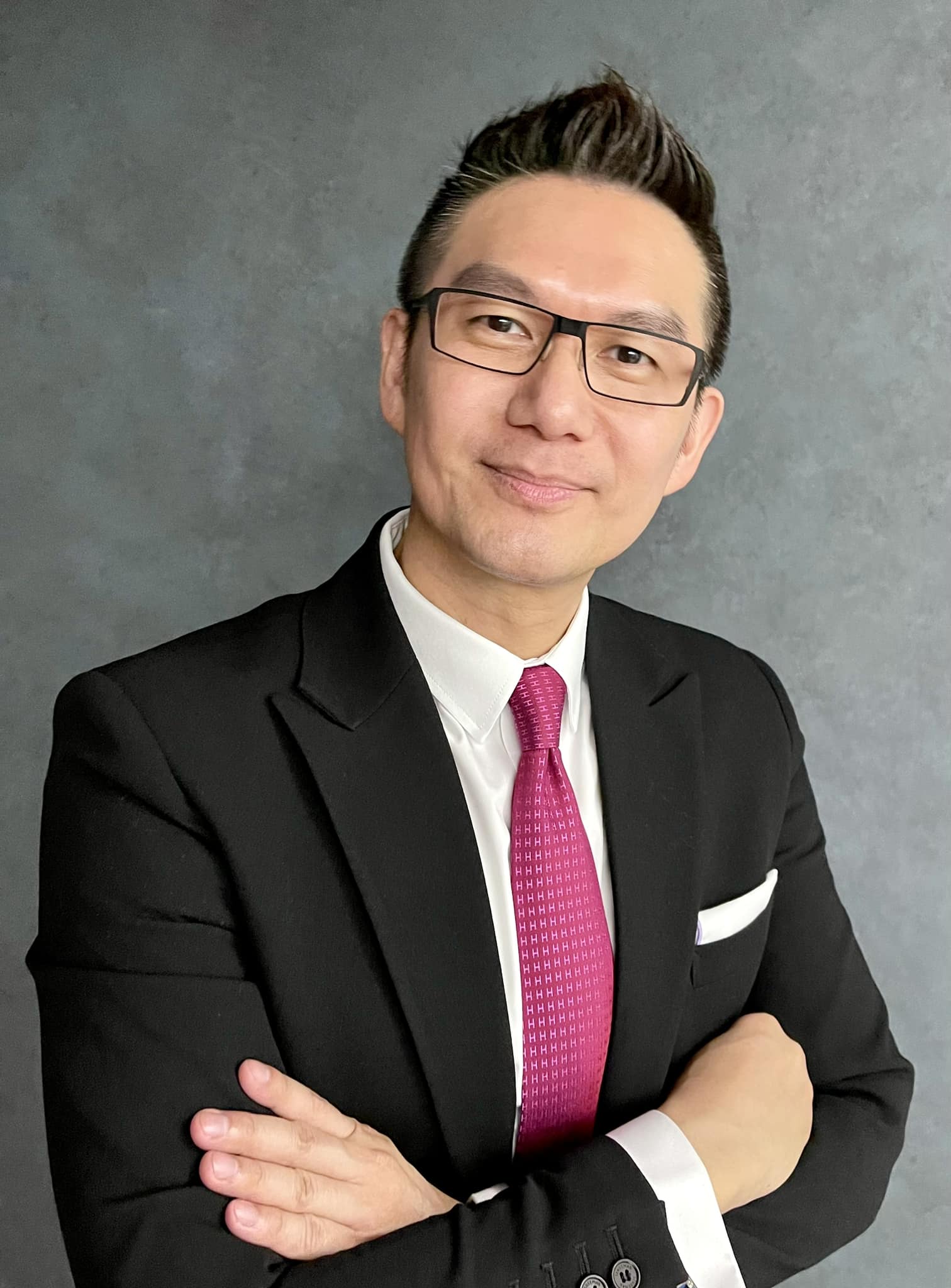 何 戎 Ho Rong - #這一張可以拿來當證件照嗎？😂 窄看還蠻像那種在國外棚拍的證件照。... | Facebook