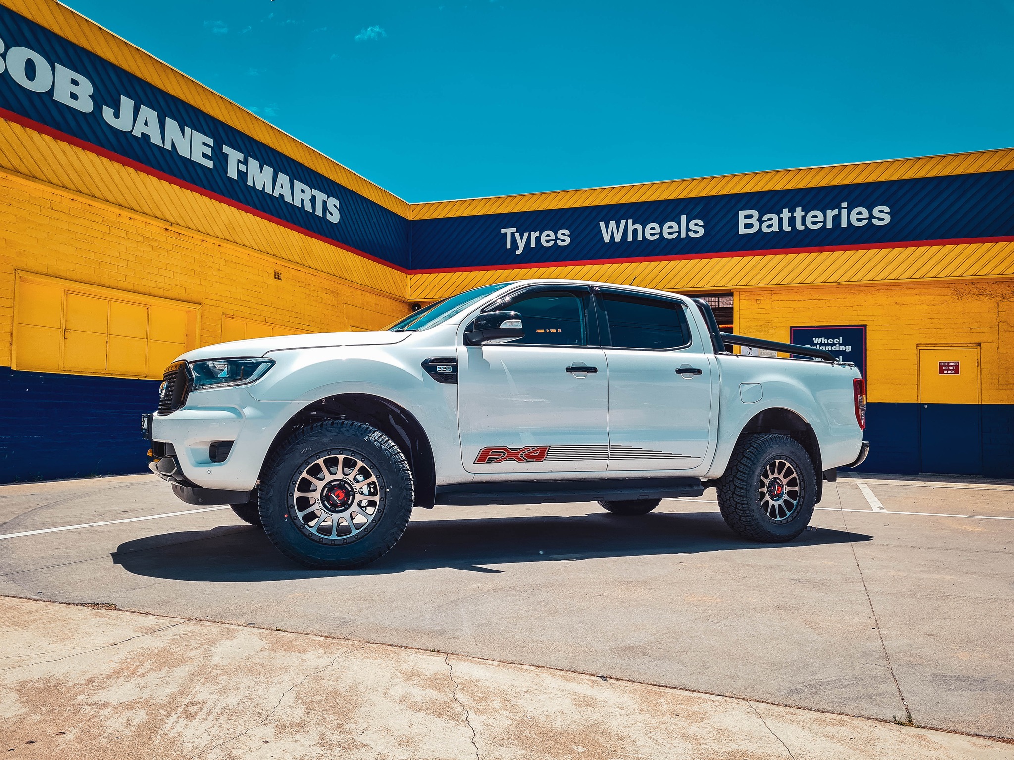 Bob - We can't stop looking at this Ford Ranger with it's new boots 🥾 🏴 ...