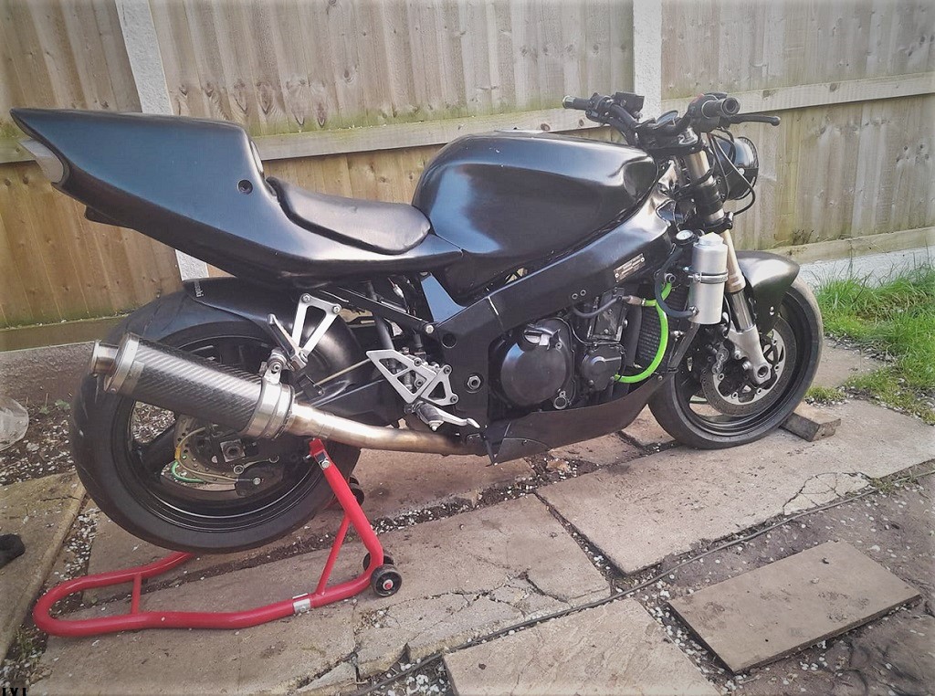 OKARA Kia ora from New Zealand! This is my 1996 ZX7R.