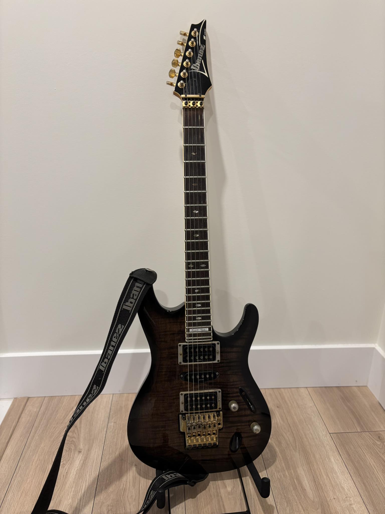 Ibanez sabre 1997 model custom made, made in Japan! Needs some