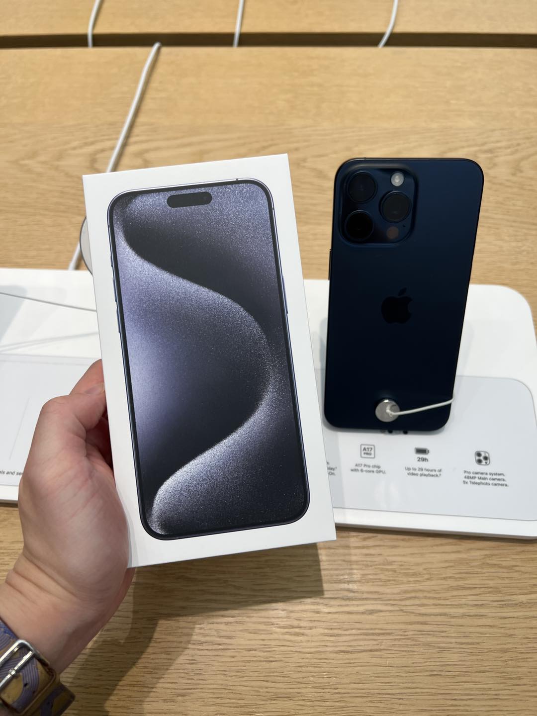 小斯 - 拎咗iphone 15未大家？原來隻藍色好黑色😕😕 不過真係輕好多，岩我呢啲成日成部電話跌落地既人😂😂😂... | Facebook