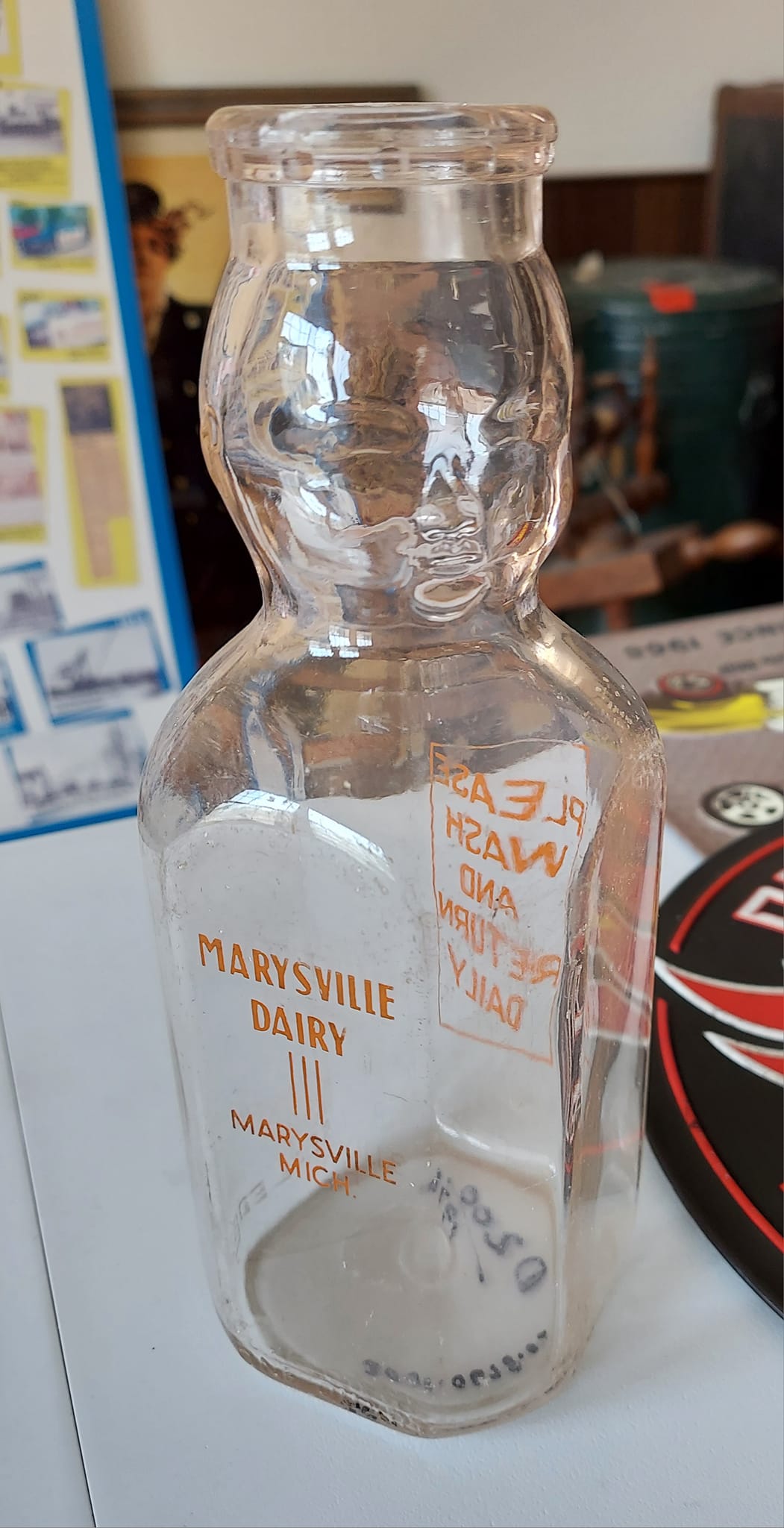【希少品】Hill View Dairyヒルビュー デイリー ガラスミルクボトル Milk bottle from J.E. Carlisle's Hillview Dairy