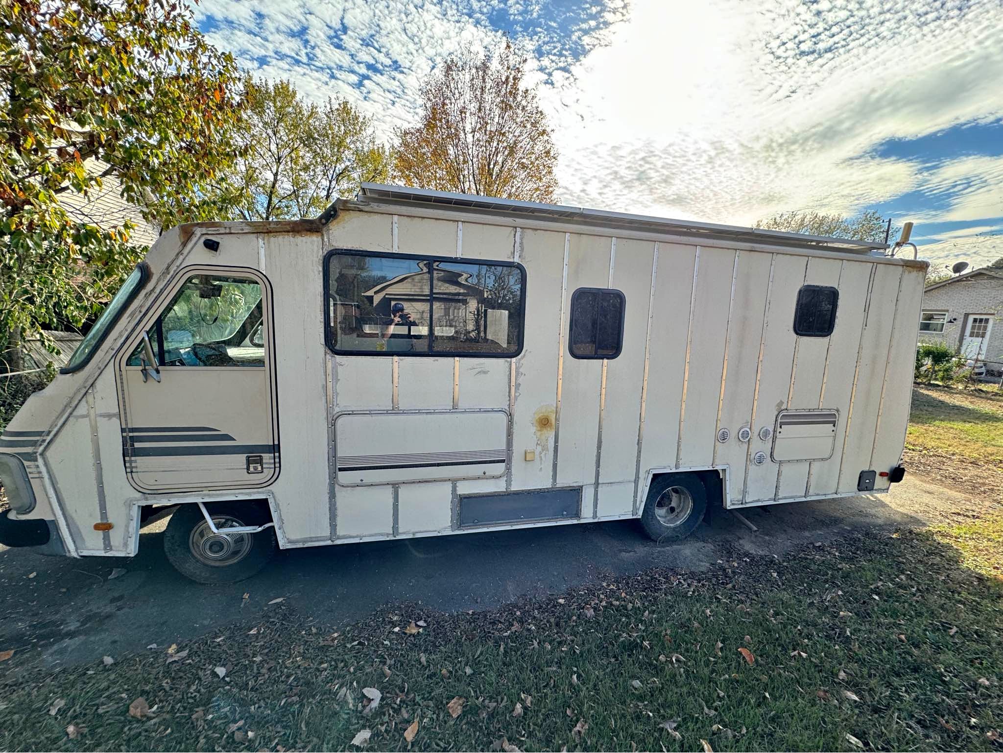 1985 Fleetwood southwind with solar power