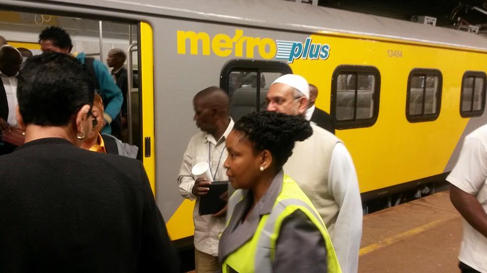 Metrorail - Daveyton express train stops at North mead Oosrand ...