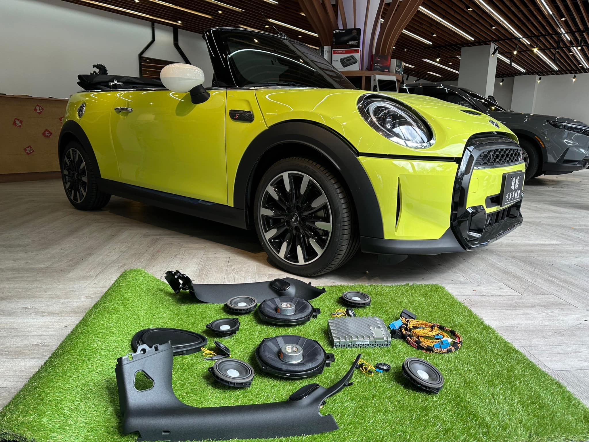 駿騰汽車多媒體 - 【聖誕跨年慶 🔔🦌🎄滿萬送仟🎉🙌】 今日施工車輛🚗 MINI F57 時尚英國小車...