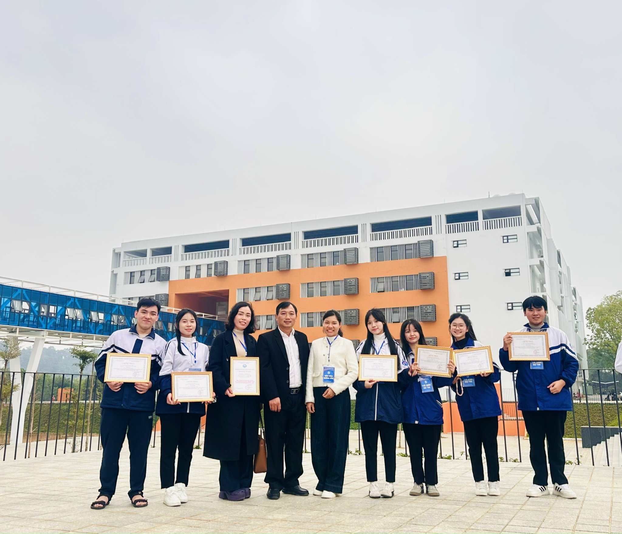 Trường - Thầy Cao Xuân Lâm - PHT, Trưởng đoàn dẫn đoàn dự thi tại ...