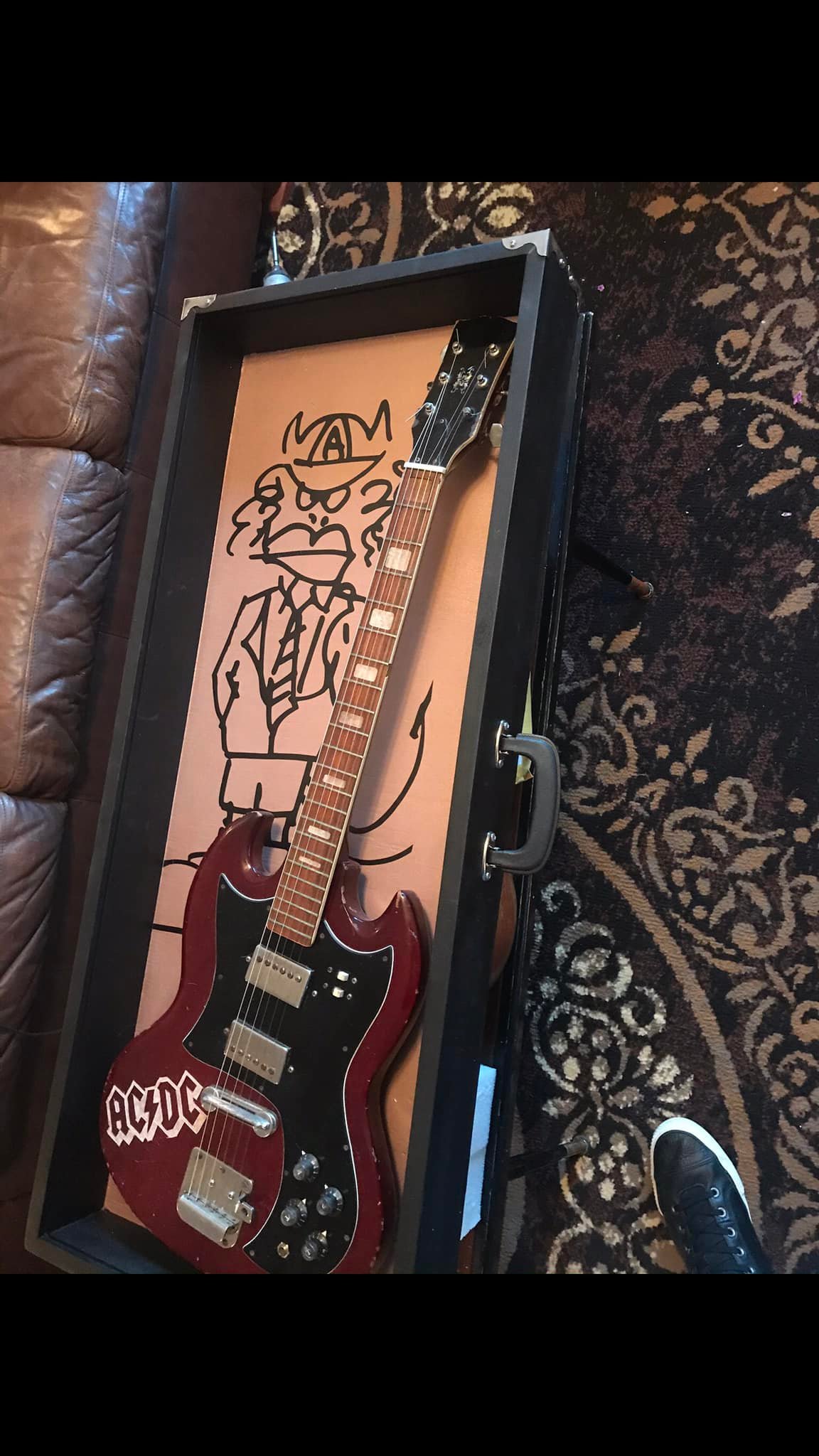 What is the origin and model of the Tomson SG guitar?