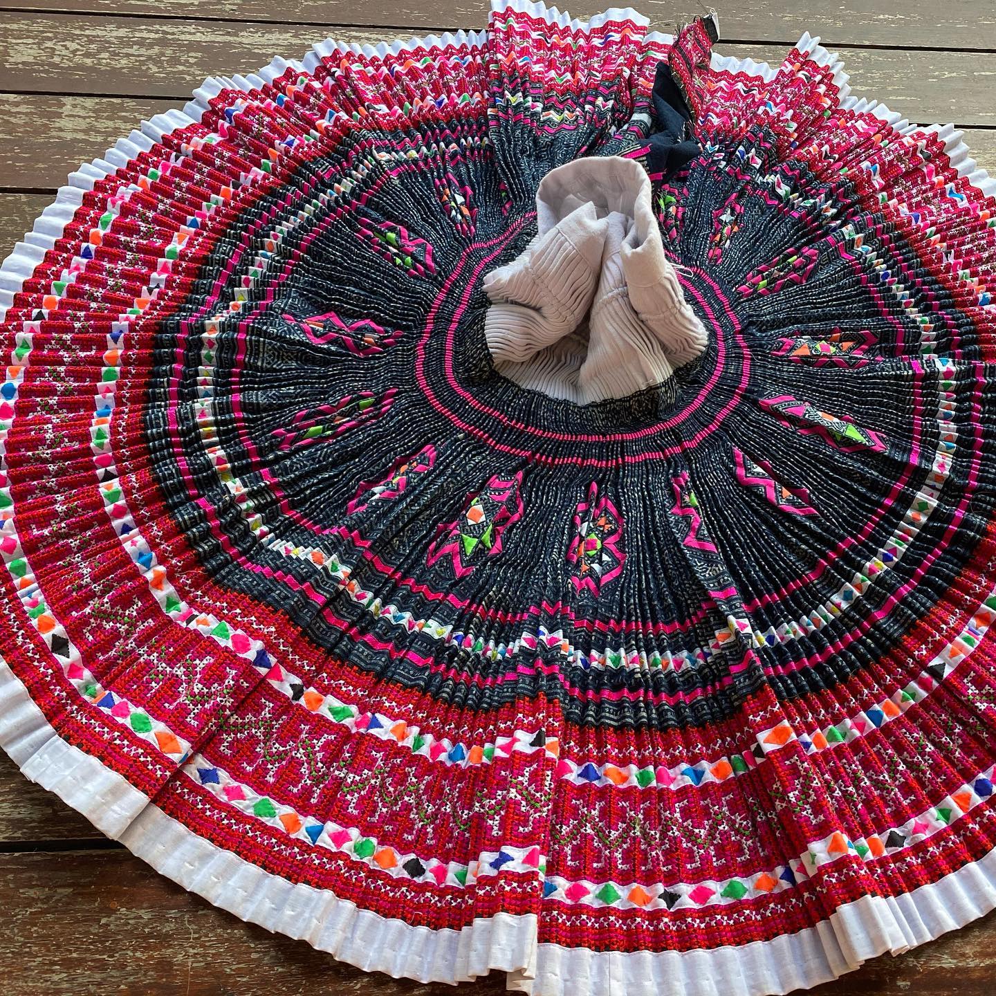 Sold กระโปรงม... - Piluntribe - ผ้าชนเผ่า กระเป๋า งานแฮนด์เมด | Facebook