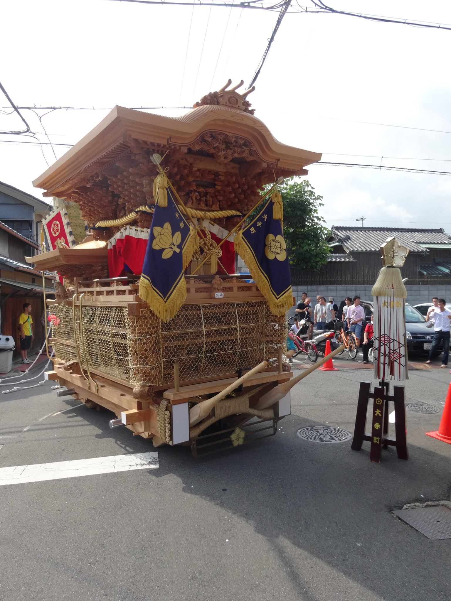 まちの心ひとつに】 大手町だんじり修理お披露目写真撮影。 新調時には