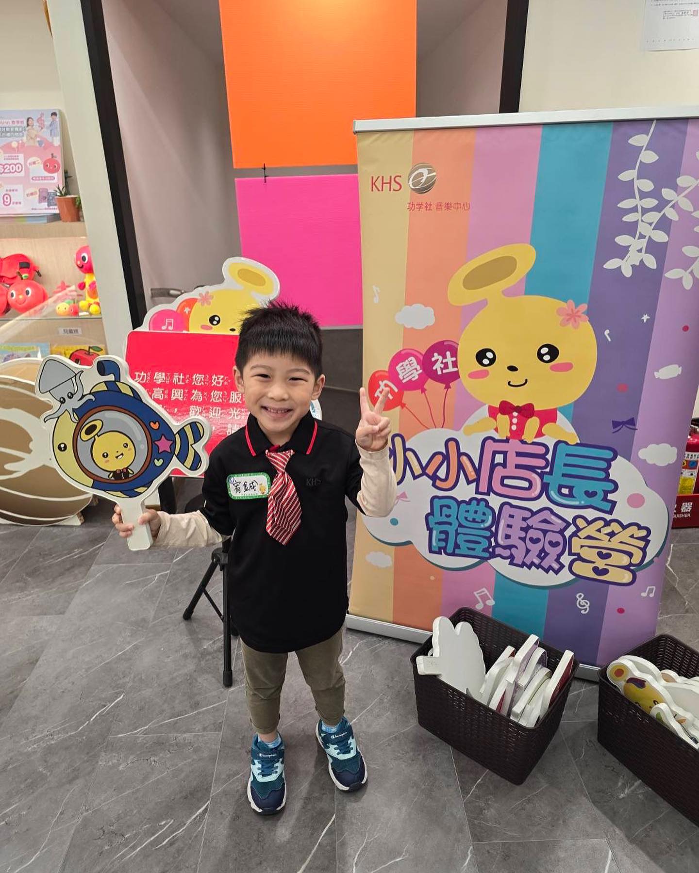小城堡生活日記 - 功學社《小小店長》體驗活動 體驗開早會 擦拭樂器 認識樂器 在歡樂的氣氛中 唱唱跳跳...