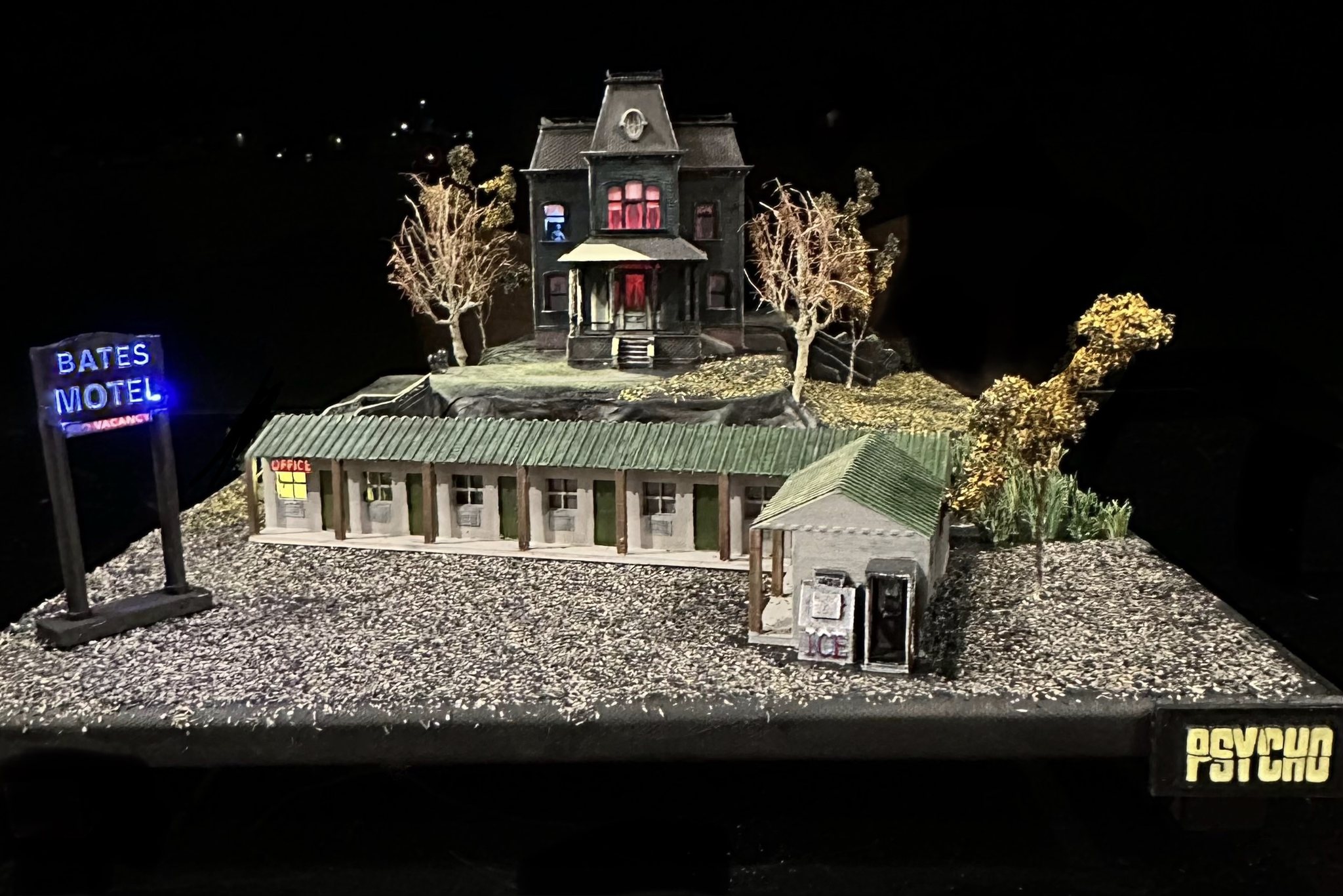 Psycho Bates Mansion Diorama Construction and Details