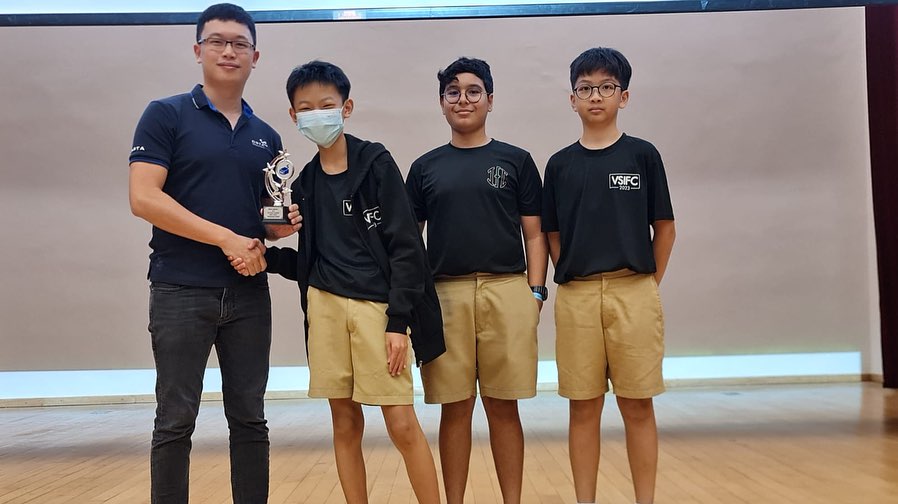 🤖🏁 Maze Master Competition... - Victoria School Singapore