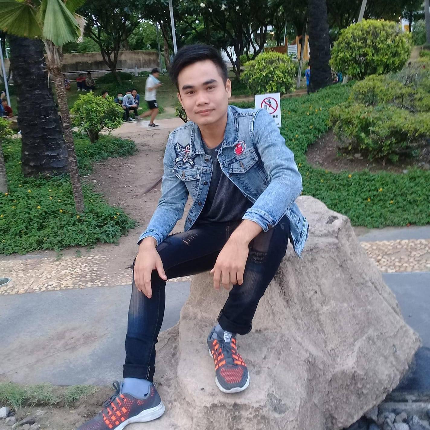 #ເຖົ້າແລ້ວນັ່ງເບີ່ງເຂົາເຕັ້ນ555 | Somsanouk Inthisane | Facebook