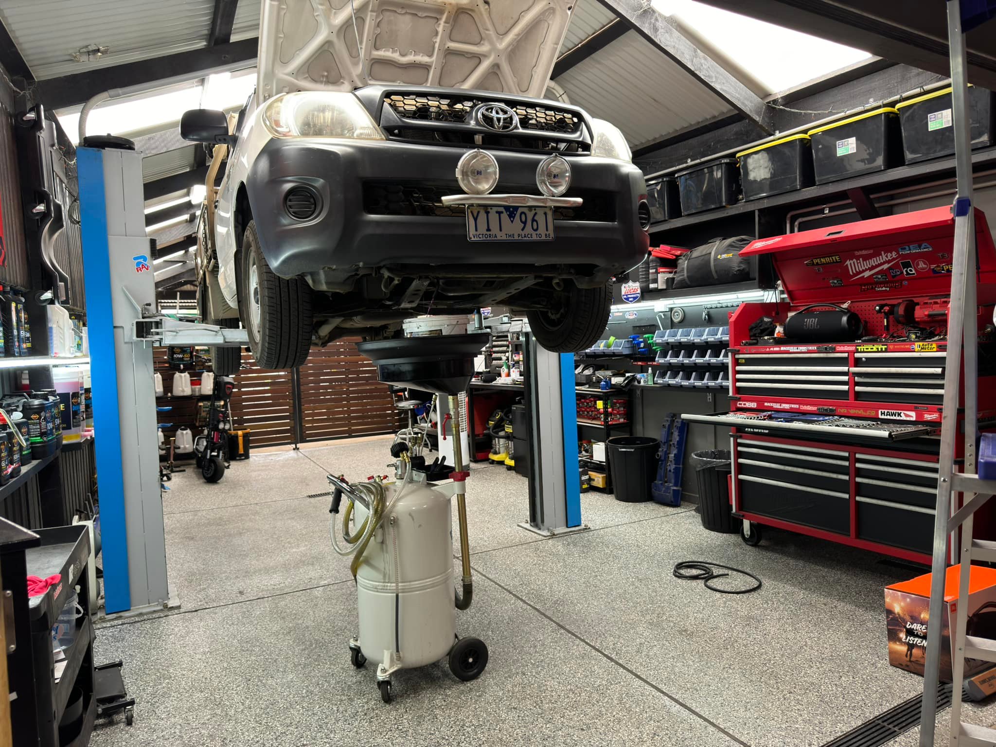 Joe's Mechanics - Toyota hilux in for a coolant leak.....