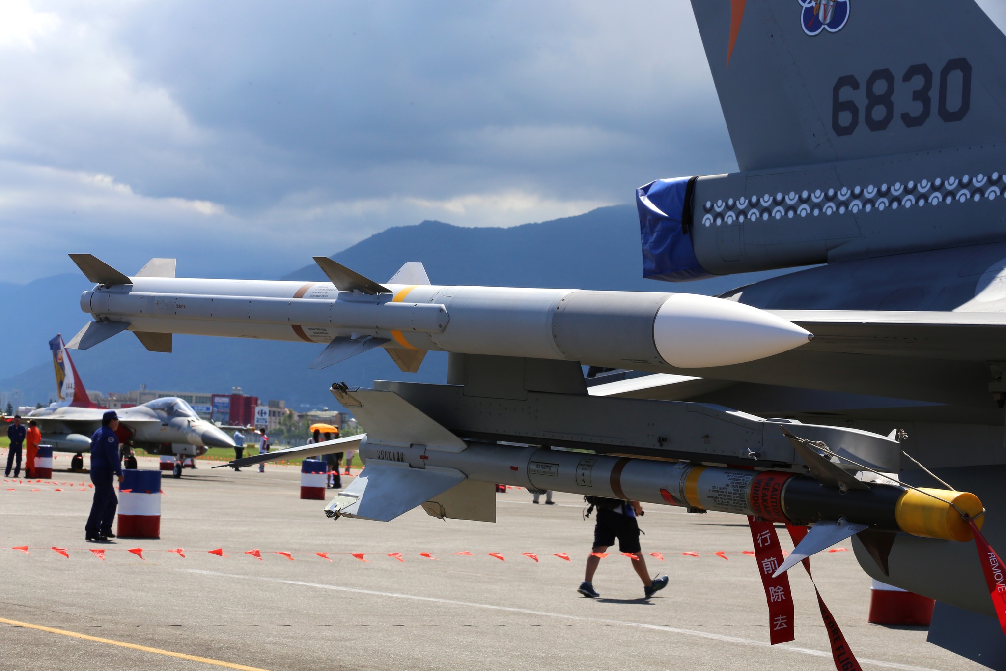 Armed - F-16's missiles ROCAF 中華民國空軍 F-16 掛載的飛彈 | Facebook