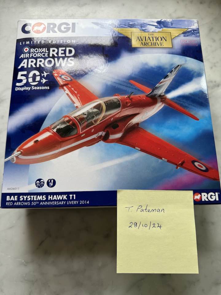 Corgi RAF Red Arrows Hawk – Maquette Pressée 1/72, Support Inclus, Boîte Collector, Dès 3 Ans, Cadeau Passionné