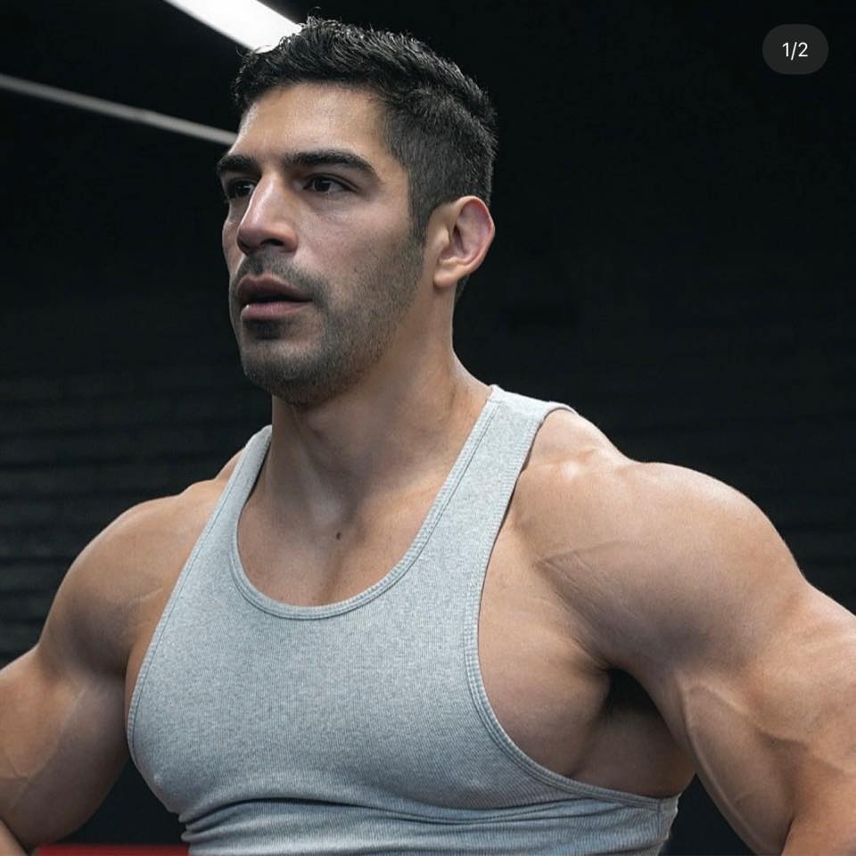 💪🏽 Four weeks post-competition: the muscle fullness has returned! The ...