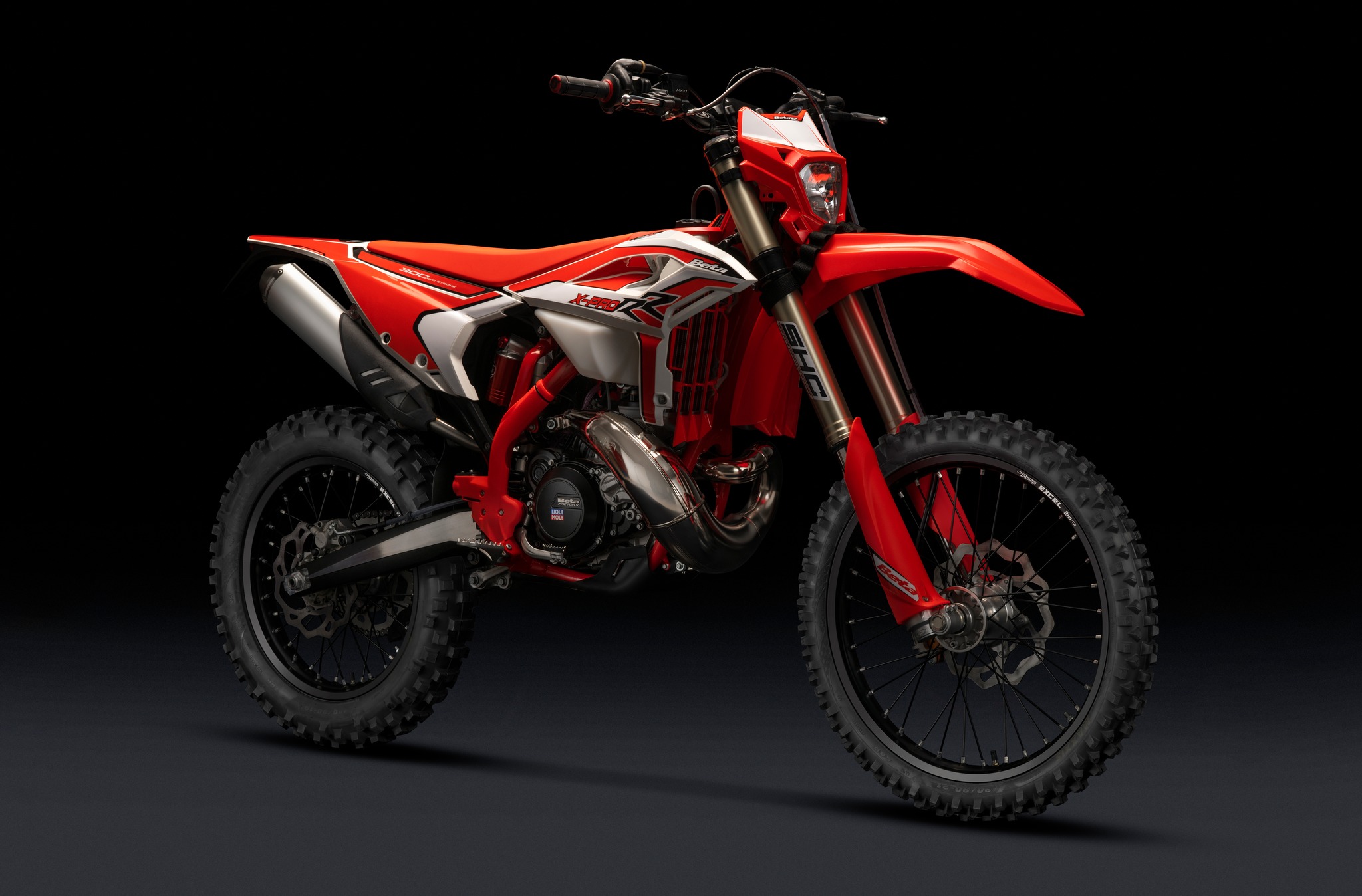 PRO AS IT LOOKS, AGILE AS IT RIDES The 820RR features an