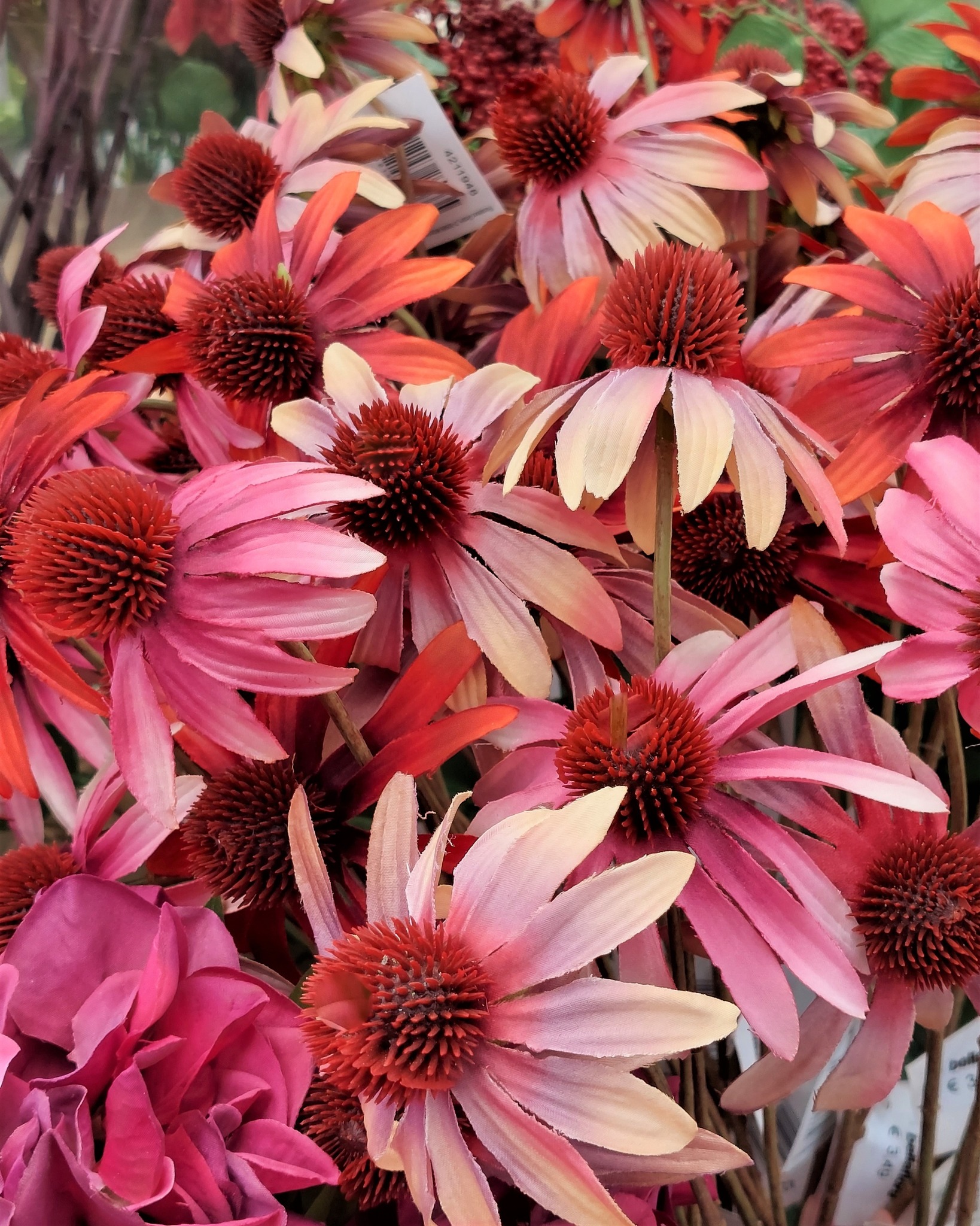 Wir lieben Seidenblumen und schöne Kunstpflanzen 💚 In der Welt der Blumendekoration gelten Seidenblumen als ein Trend, der immer beliebter wird. Diese wie echt wirkenden Kunstblumen bestechen durch ihr natürliches Aussehen und
