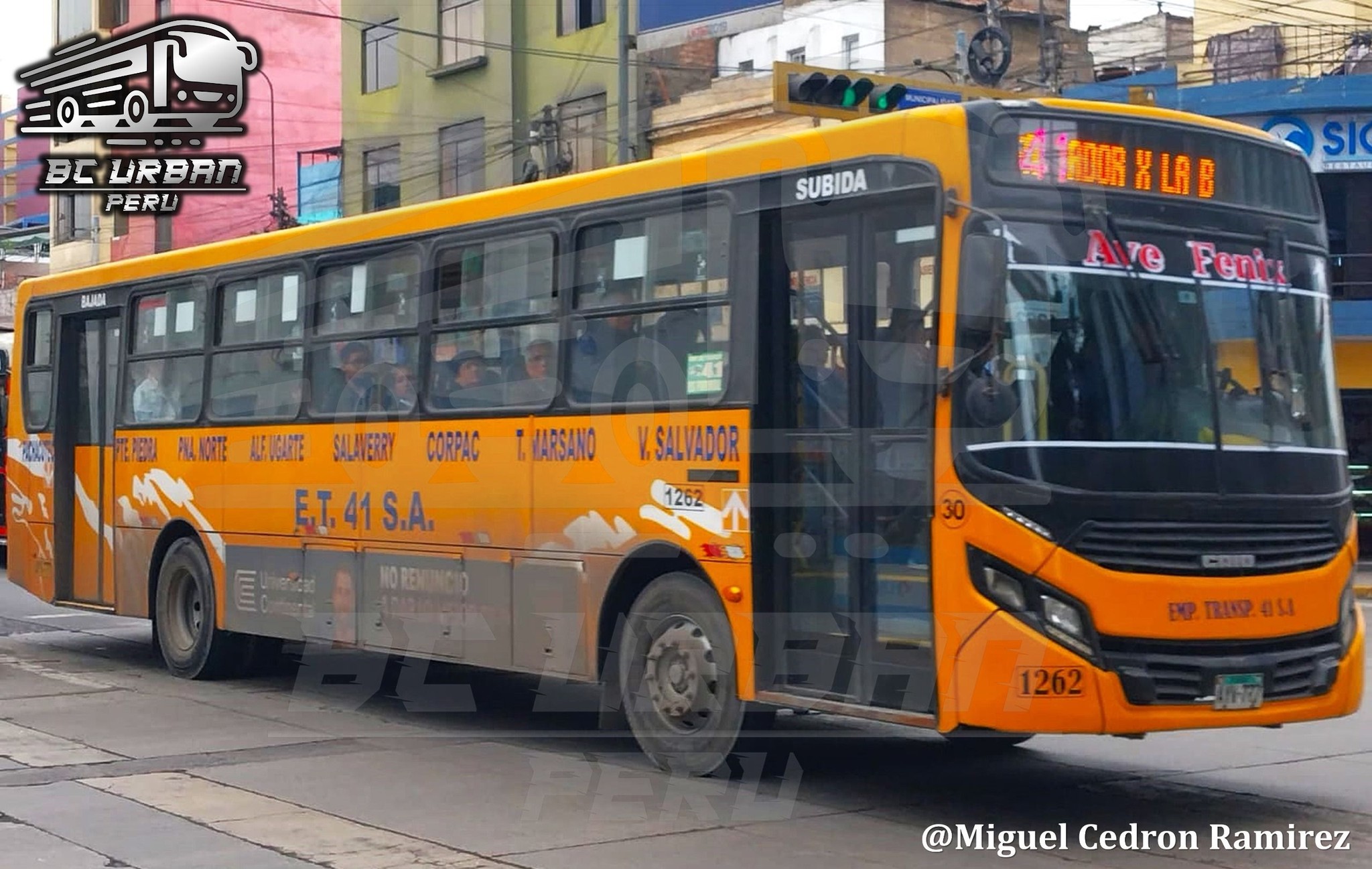 BC - (PERÚ, LIMA, San Juan de Miraflores) Uno de los dos buses ...