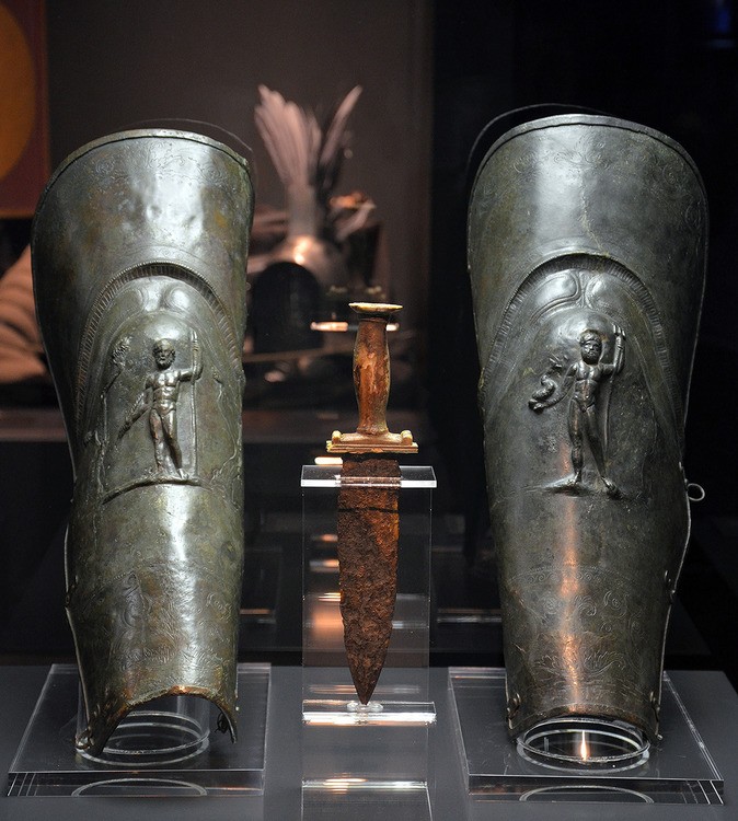 World - 🗡️ Gladiator's dagger and pair of bronze greaves (leg guards ...