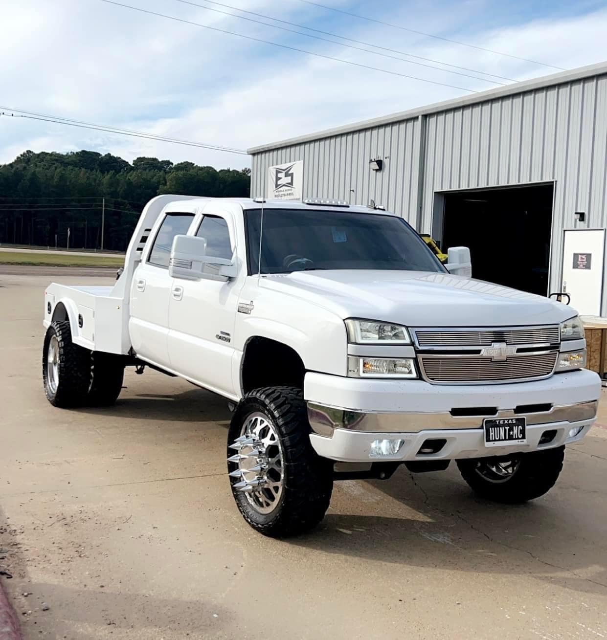 Tow Rigs - Flatbed Duramax Dually 💪 | Facebook