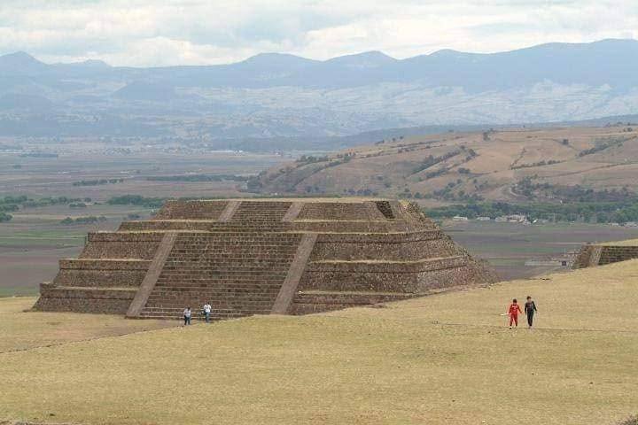 Arqueología - Monolito con la representación del dios Tláloc. La ...