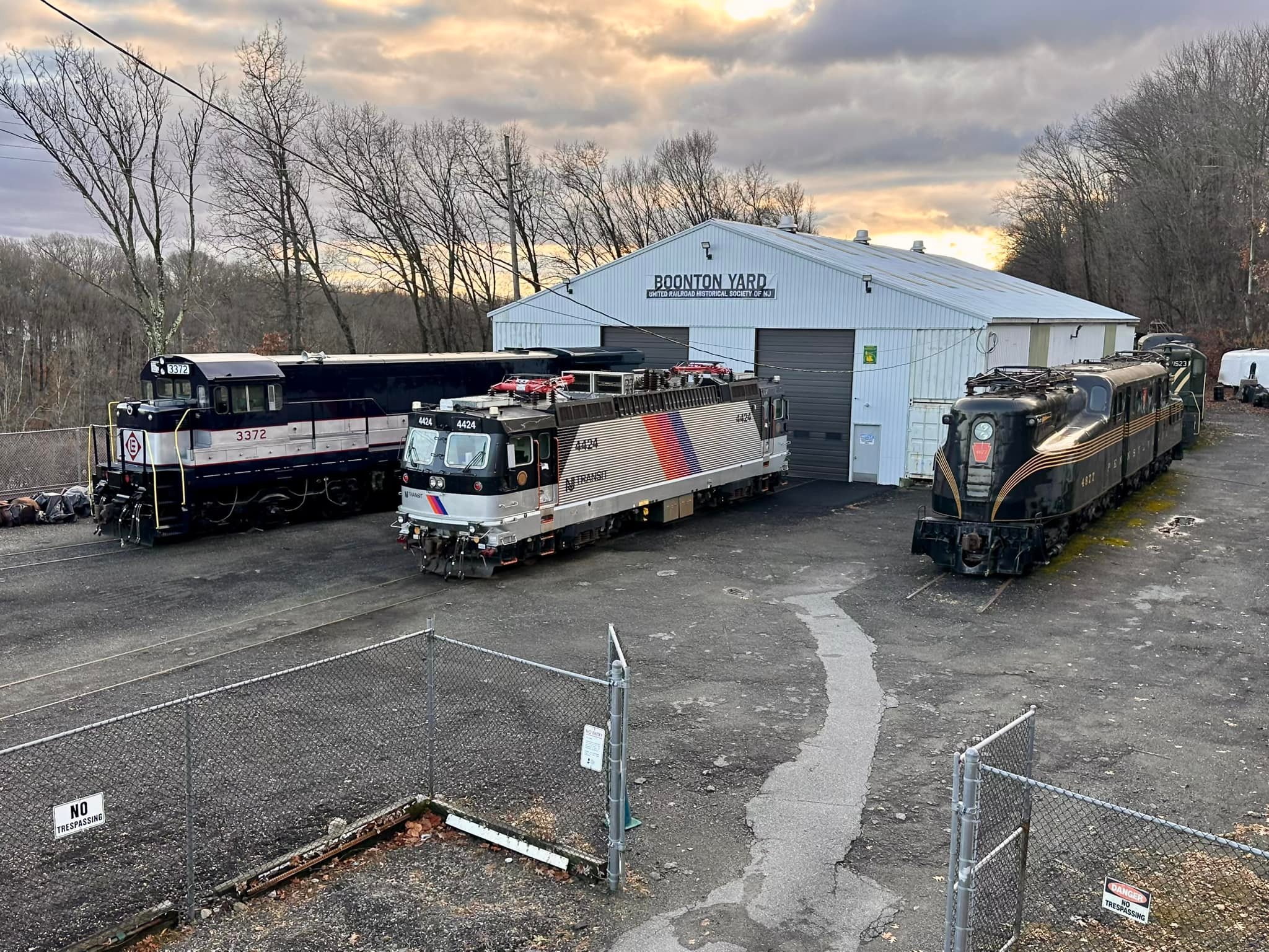 日野　アンドン NJT 4424 and GG1 locomotives on display at Boonton Yard