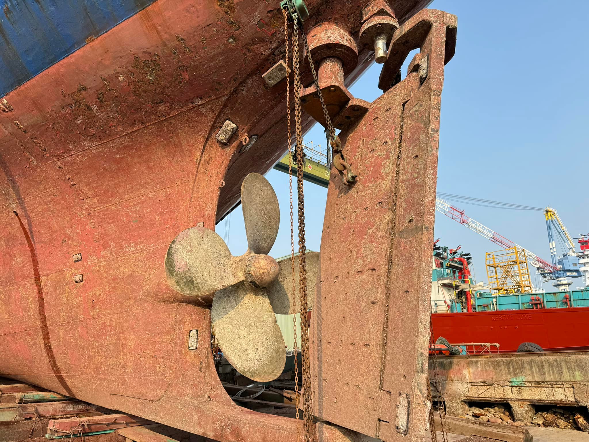 ARK - 舵板、艉軸及車葉上架維修工程。 有副舵的舵板，航行中因舵板固定螺絲斷裂，舵板歪斜並有零件落海而安排緊急上架，在不影響上架天數的情況 ...