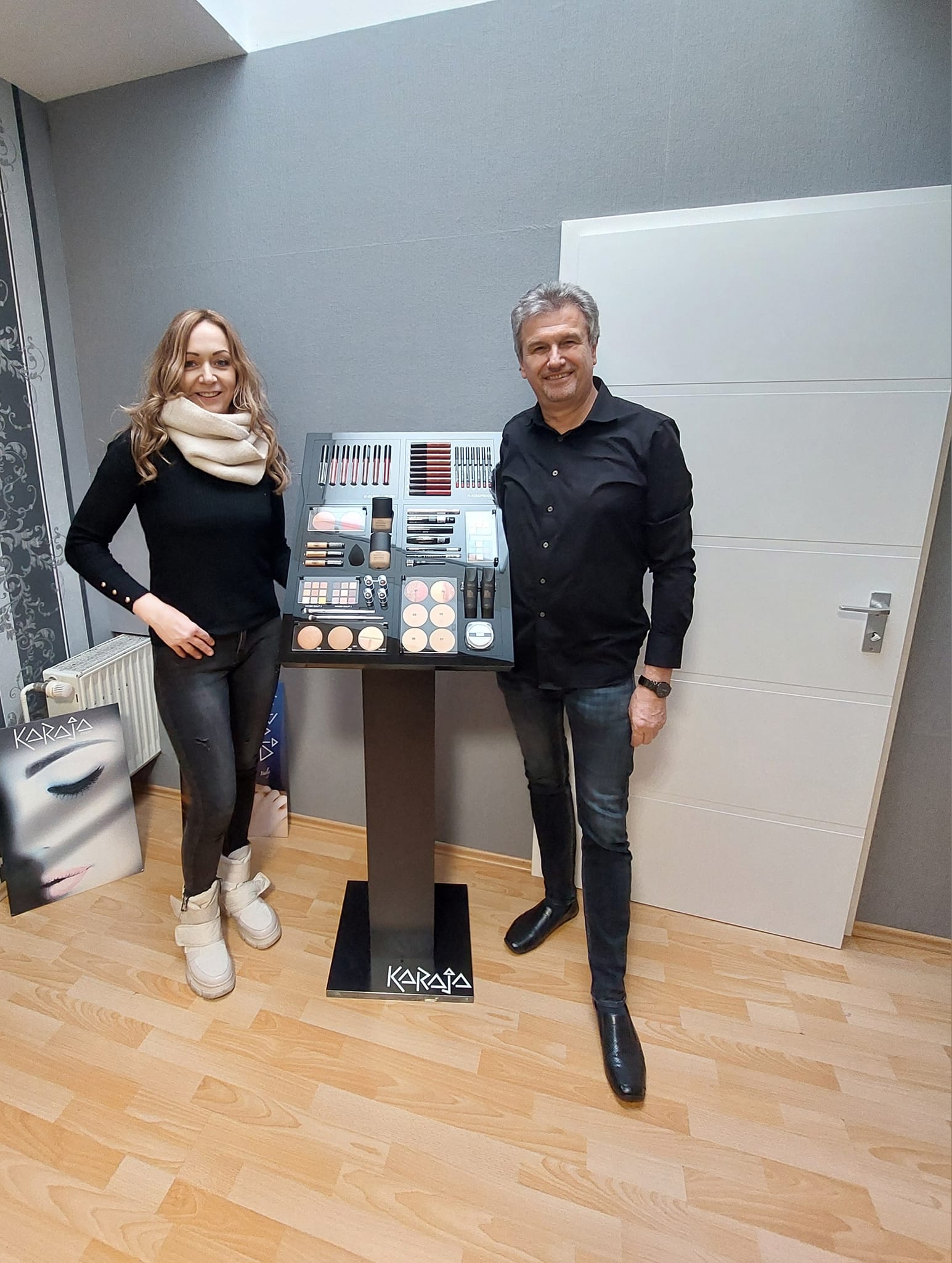 Heute gab es unseren neuen Schminkaufsteller von KARAJA💄 überbracht von Olaf Miska von Mediterra Cosmetics 🥰