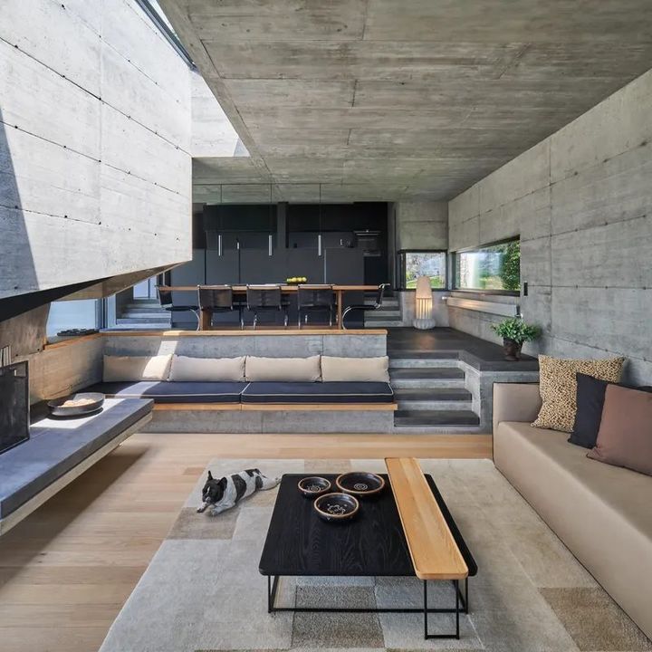 AD España - Una casa brutalista de 490 m2 inspirada en la...
