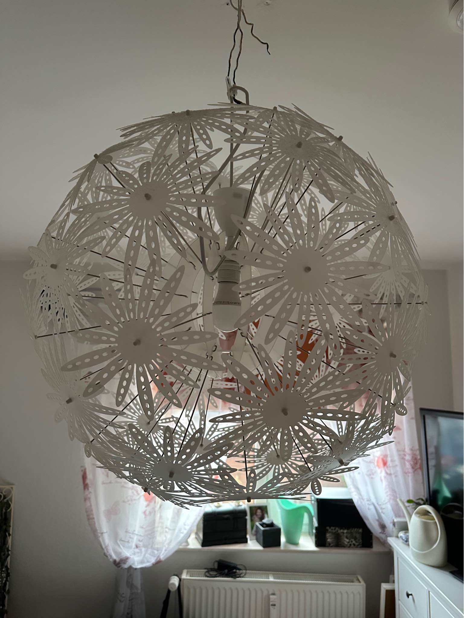 Deckenlampe zu verkaufen. Neupreis momentan 28 Euro bei Tedox. Lässt sich leicht abspülen, da sie aus Kunststoff ist. Ohne Leuchtmittel Abzuholen in Wittenberger Passau Für 15 Euro gehört sie Dir