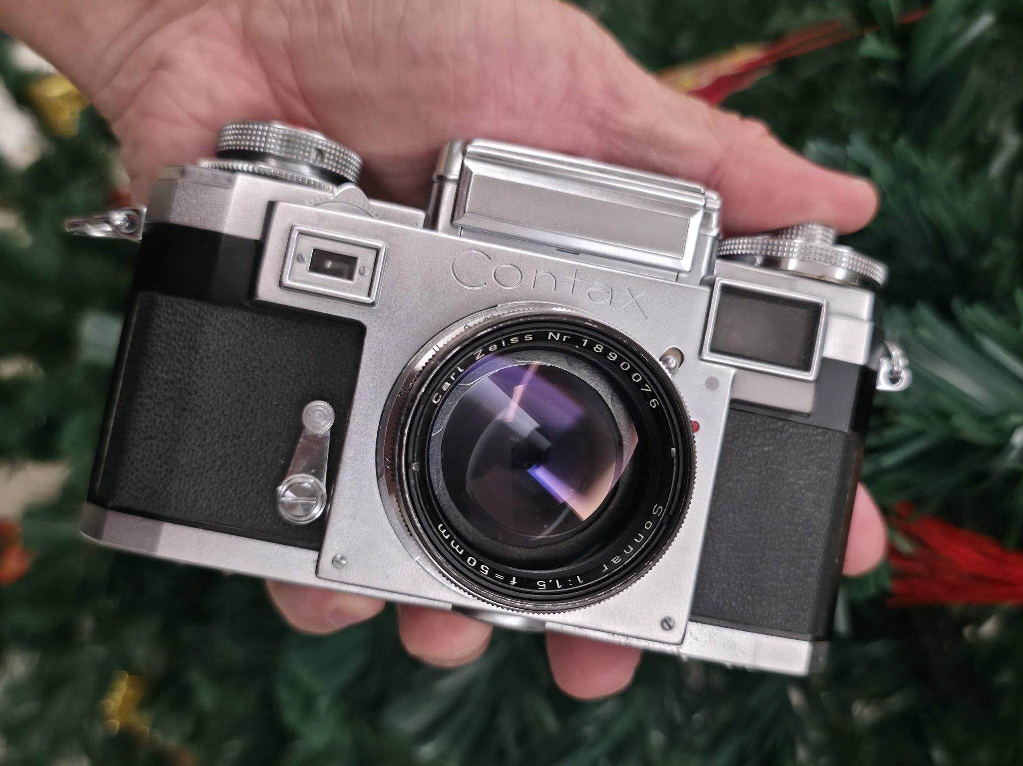 Vintage Camera Enthusiast Shares Experience with Contax IIIa and