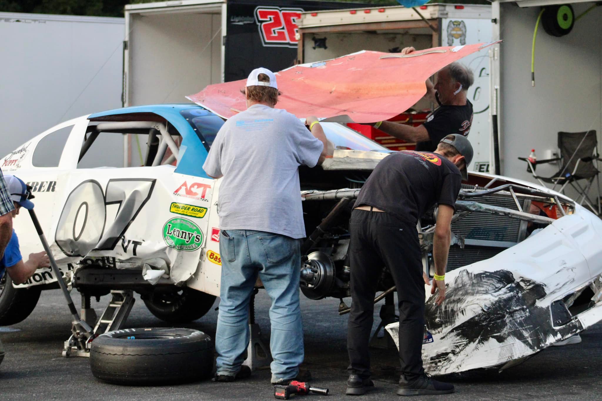 Heat race chaos.... - Thunder Road International Speedbowl