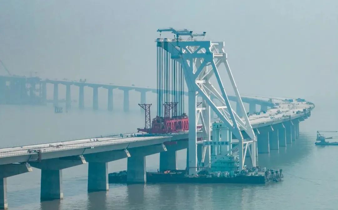 The Z65 section of the first steel box girder of the middle span