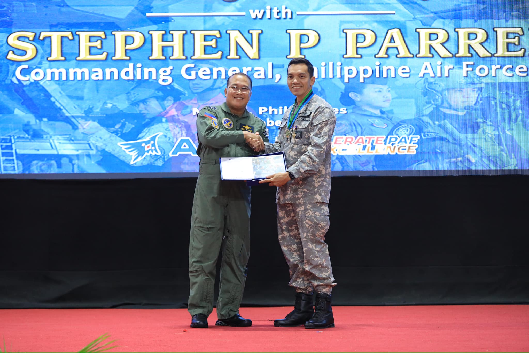 Philippine - The CG, PAF, LTGEN PARREÑO, with LT COL MUHAMMAD AZMI BIN ...