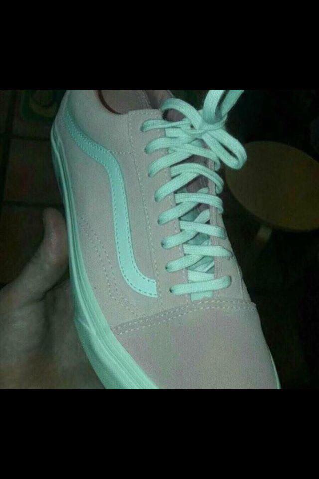 WHAT COLOR IS THIS SHOE? Do you see mint & gray OR pink & white?
