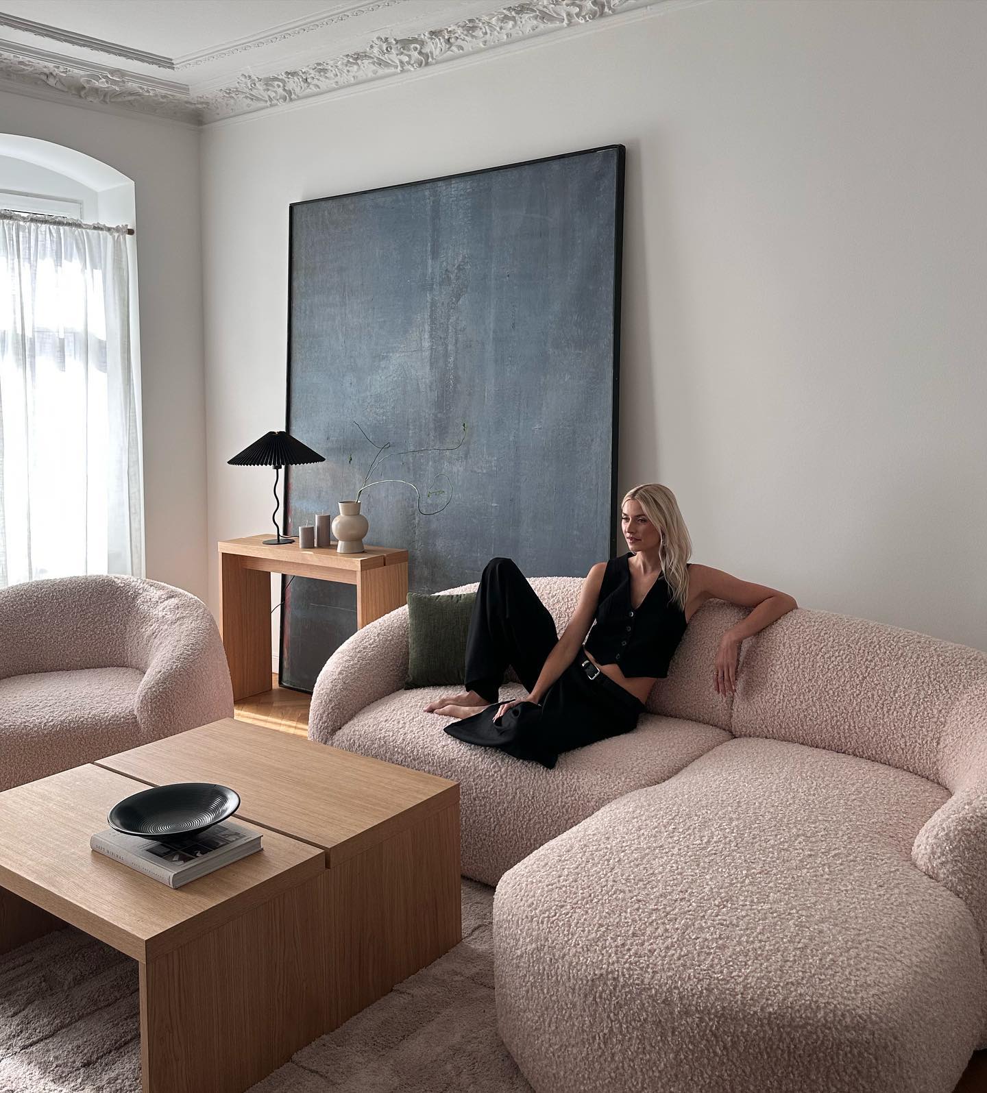 Who doesn't want to chill on this couch forever ?!💕 had the best shooting day yesterday for our new home collection 🫶